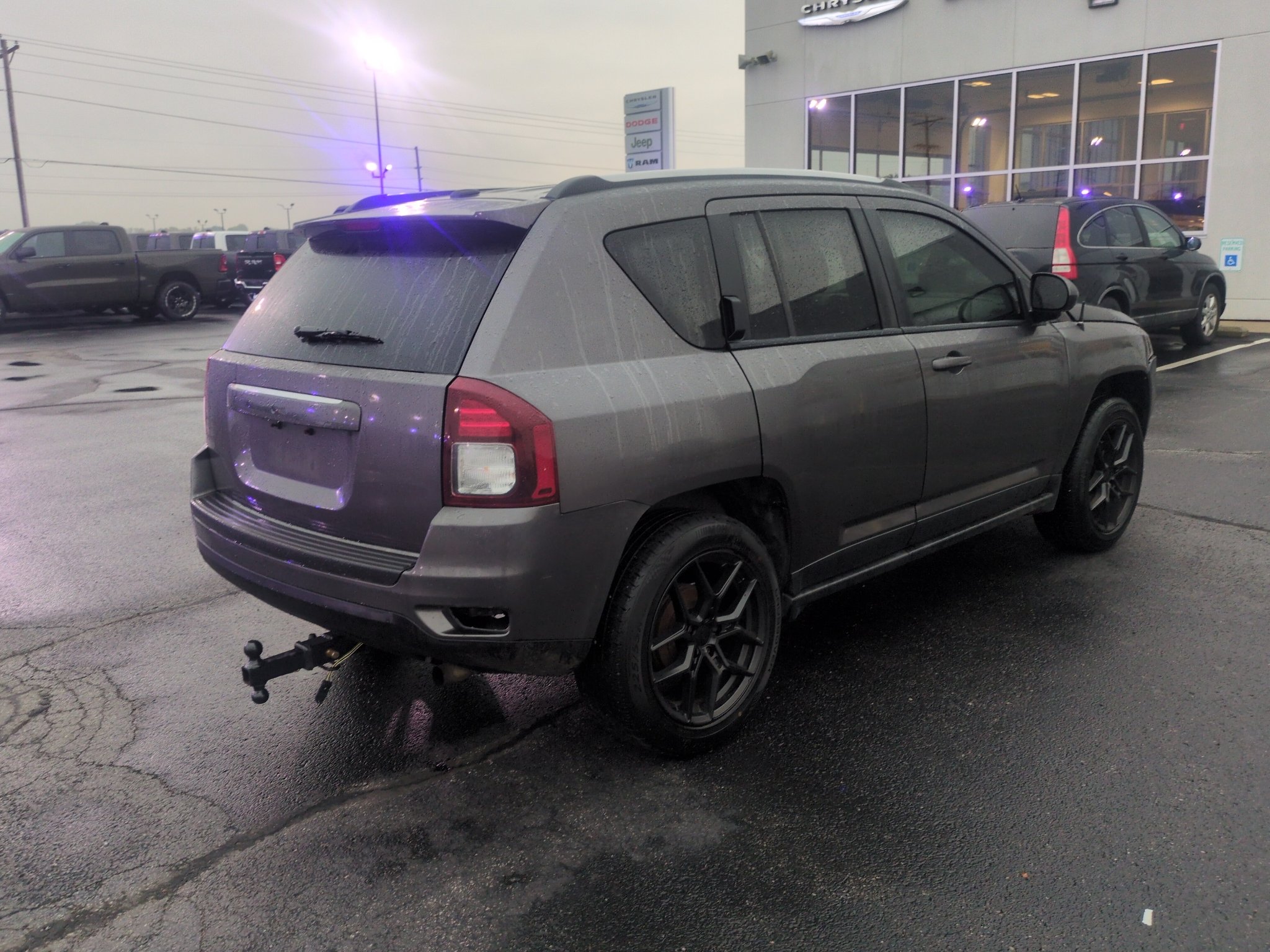 Used 2017 Granite Crystal Metallic Clearcoat Jeep Latitude image 5