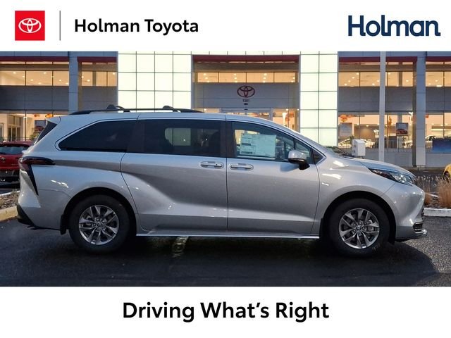 2025 Toyota Sienna LE 8-Passenger Hybrid FWD's photo