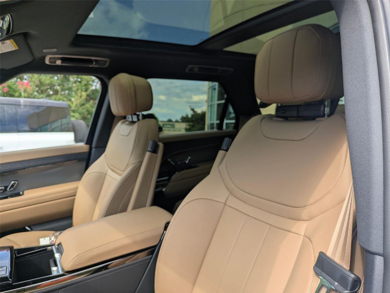 New 2026 Fuji White Land Rover SE image 14