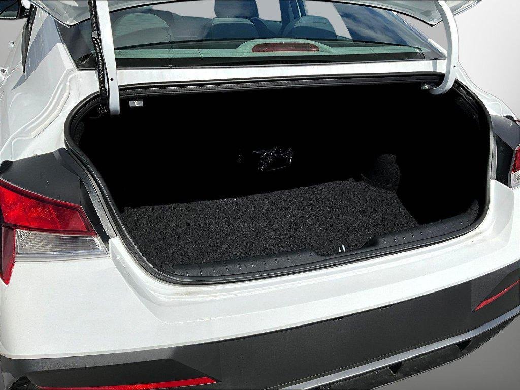 New 2026 White Hyundai SE image 7