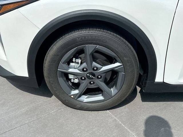 New 2026 Snow White Pearl Kia LXS image 29
