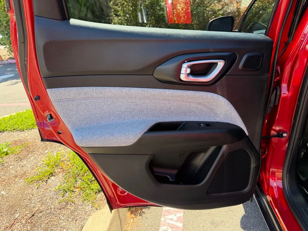 Used 2023 Redline Pearlcoat Jeep Latitude Lux image 27