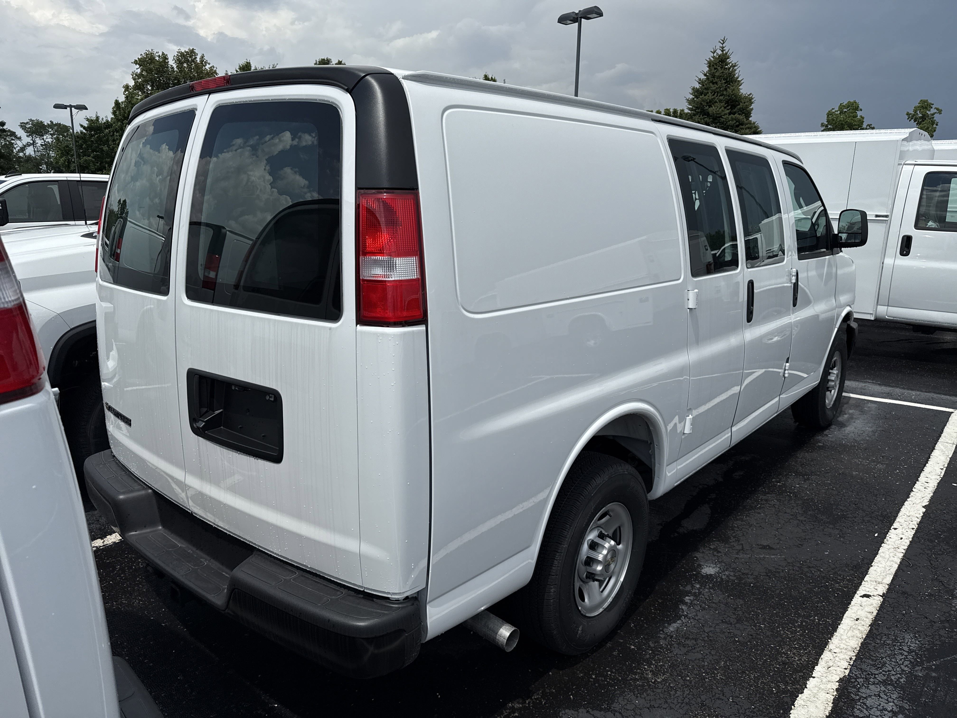 2025 Chevrolet Express Cargo Work Van - Photo 6