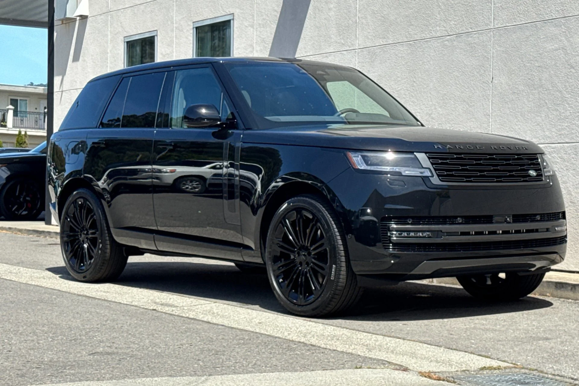 New 2026 SANTORINI BLACK Land Rover SE image 9