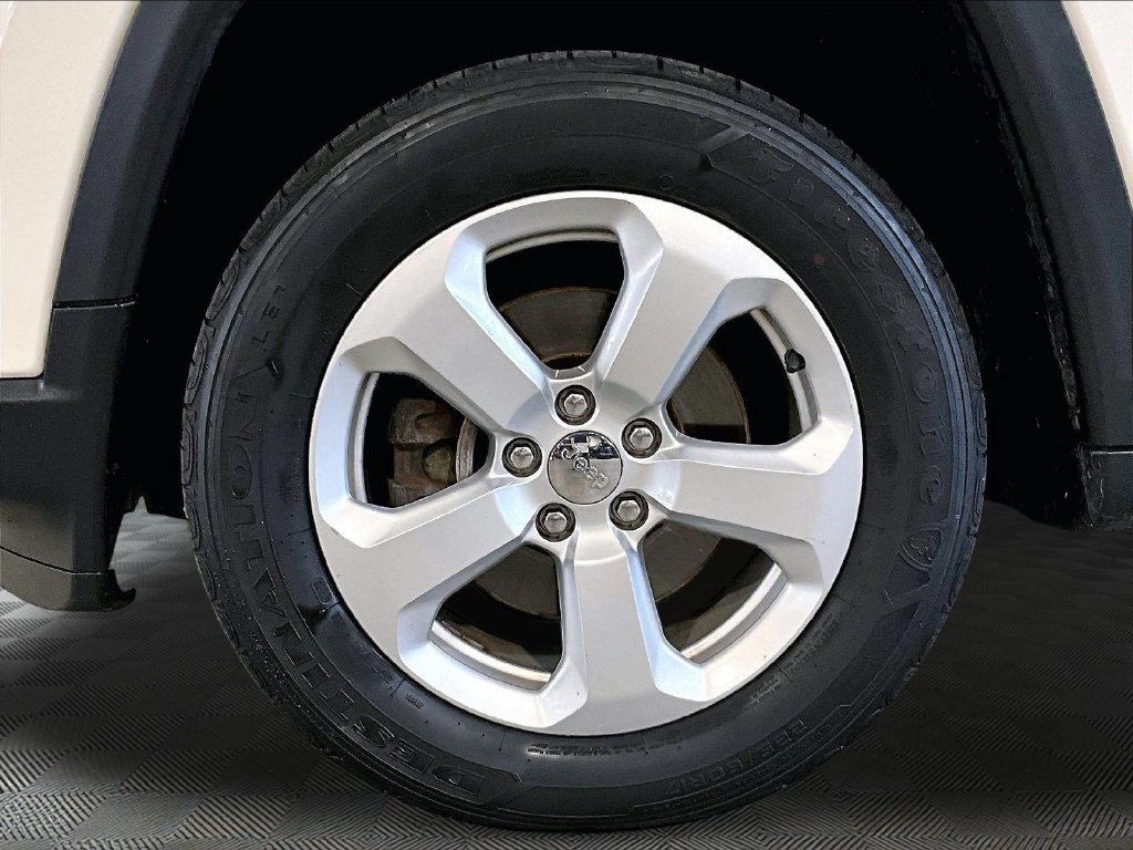 Used 2018 White Jeep Latitude image 7