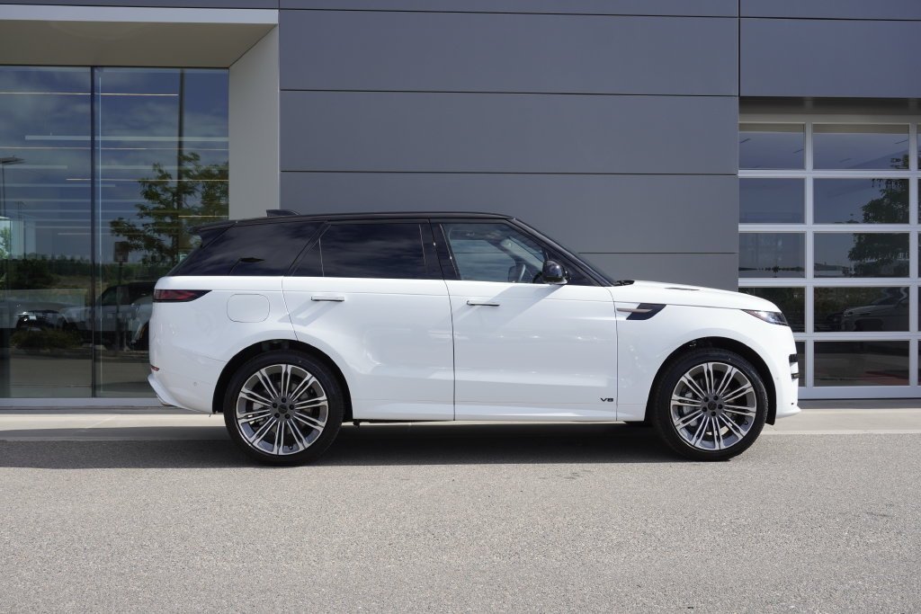 New 2026 Fuji White LAND ROVER Dynamic SE image 7