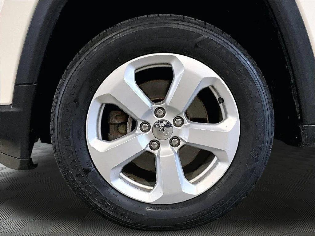 Used 2018 White Jeep Latitude image 7