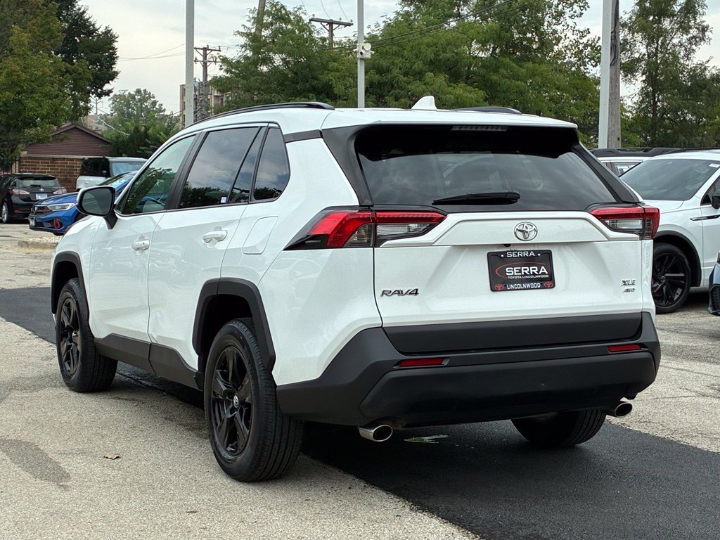 Used 2020 White Toyota XLE image 7