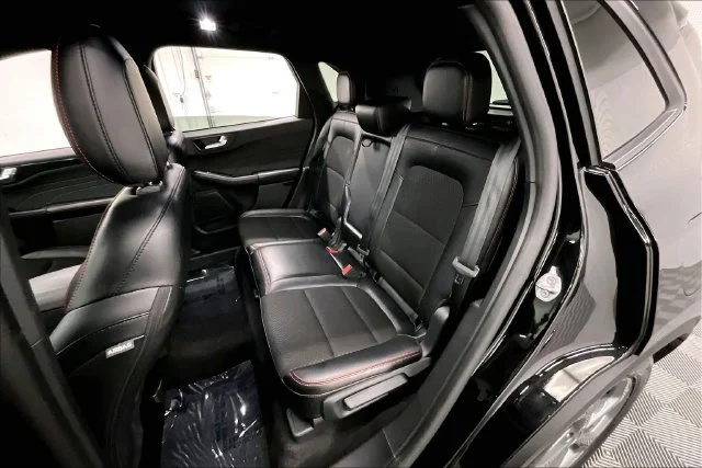 Used 2025 Agate Black Metallic Ford ST-Line image 23