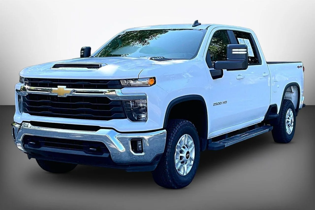 Used 2025 White Chevrolet LT image 4