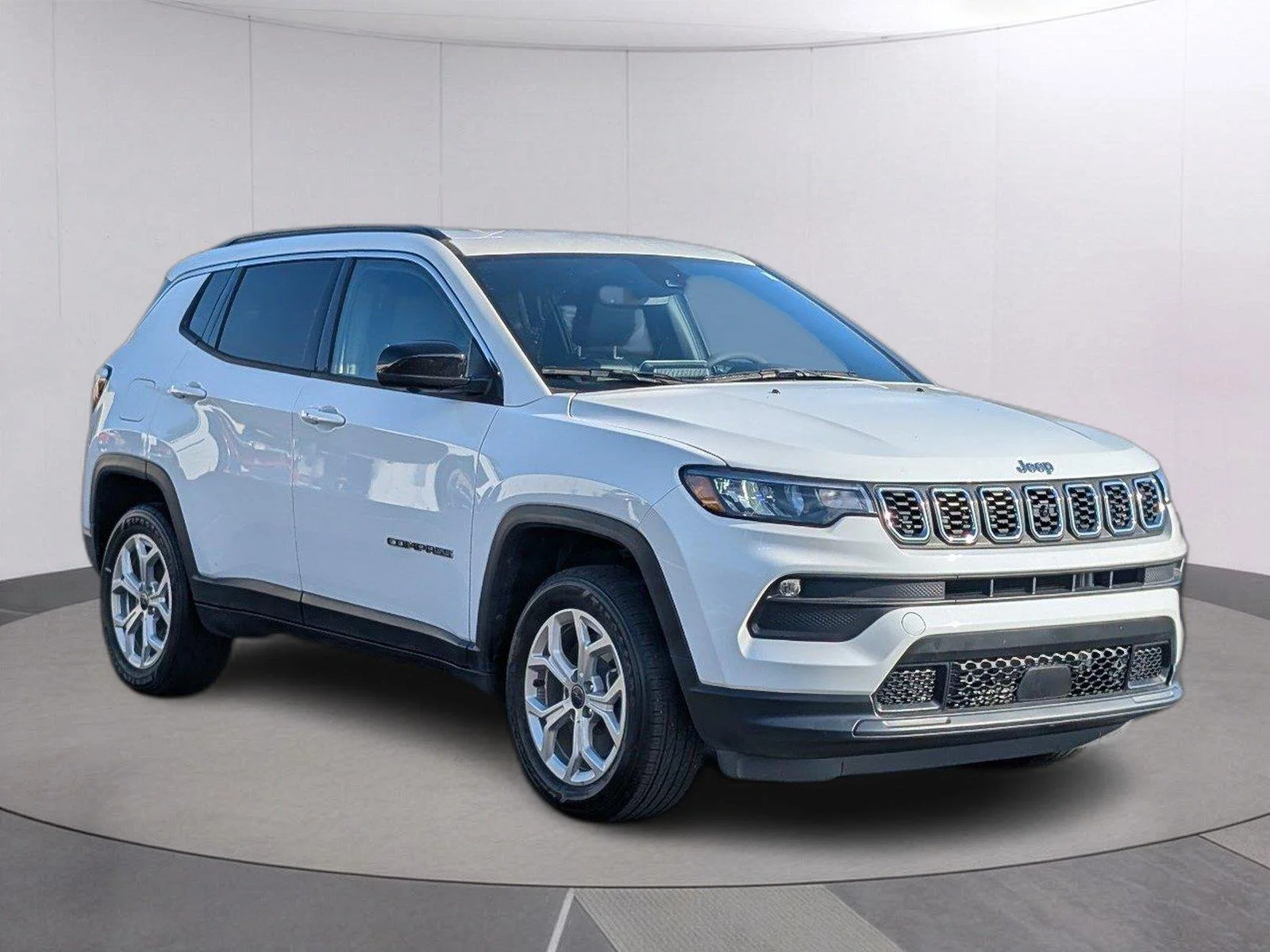 Used 2025 Bright White Clearcoat Jeep Latitude image 9