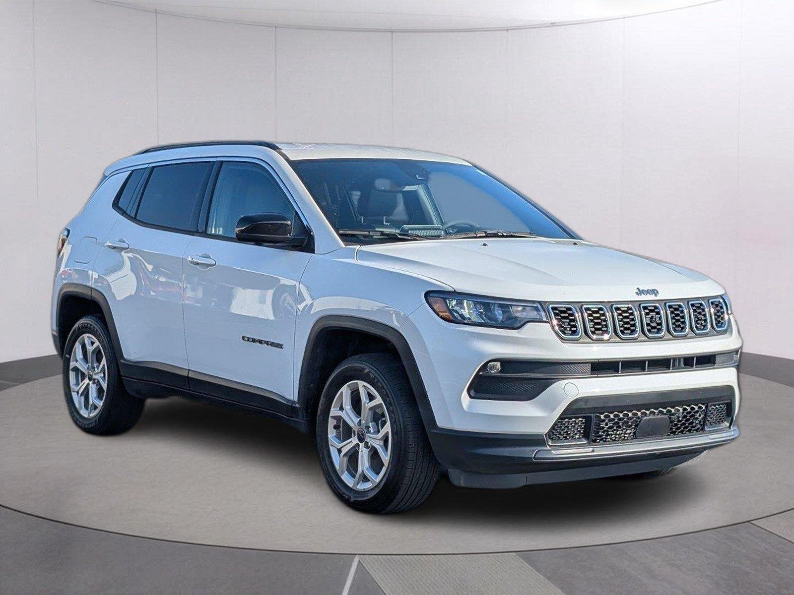 Used 2025 Bright White Clearcoat Jeep Latitude image 9