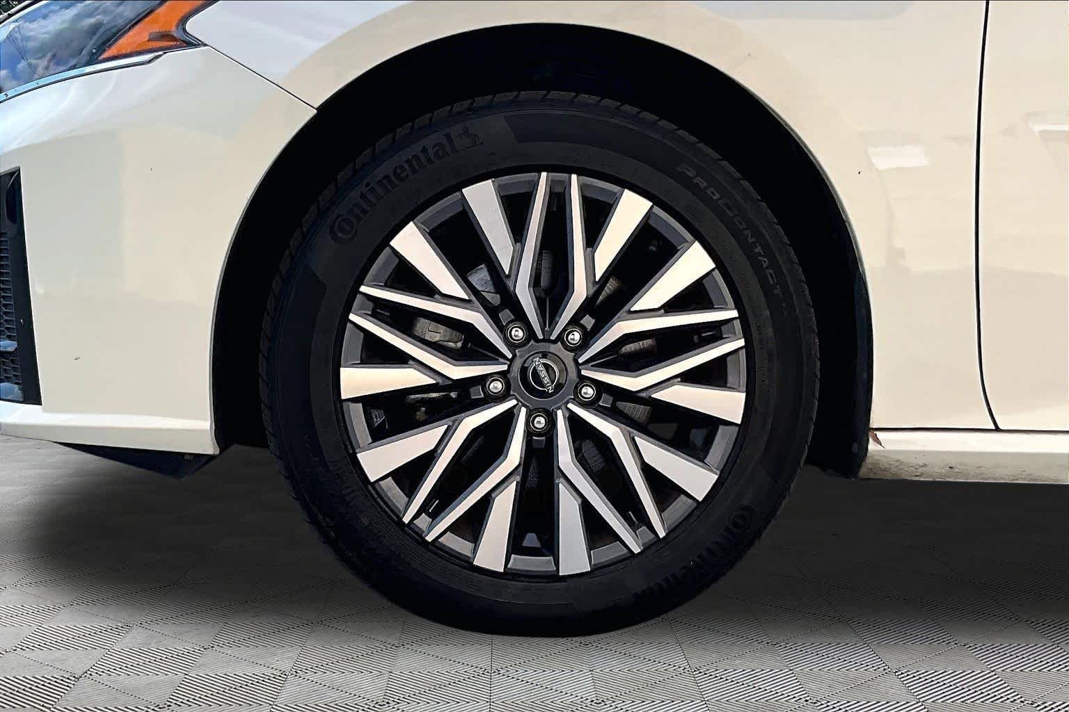 Used 2023 Pearl White Tricoat Nissan 2.5 SV image 11
