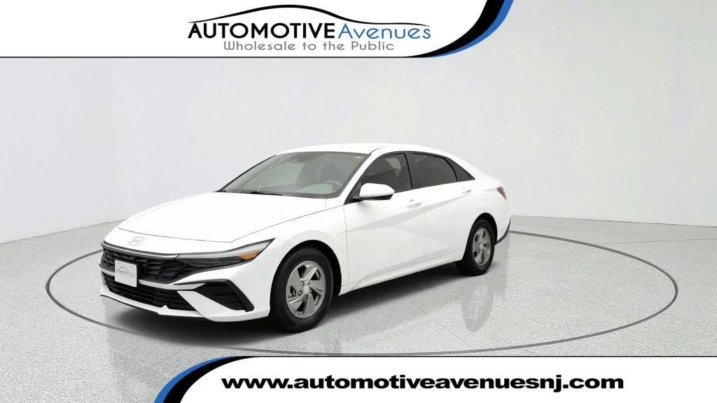 Used 2024 Serenity White Hyundai SE IVT image 1