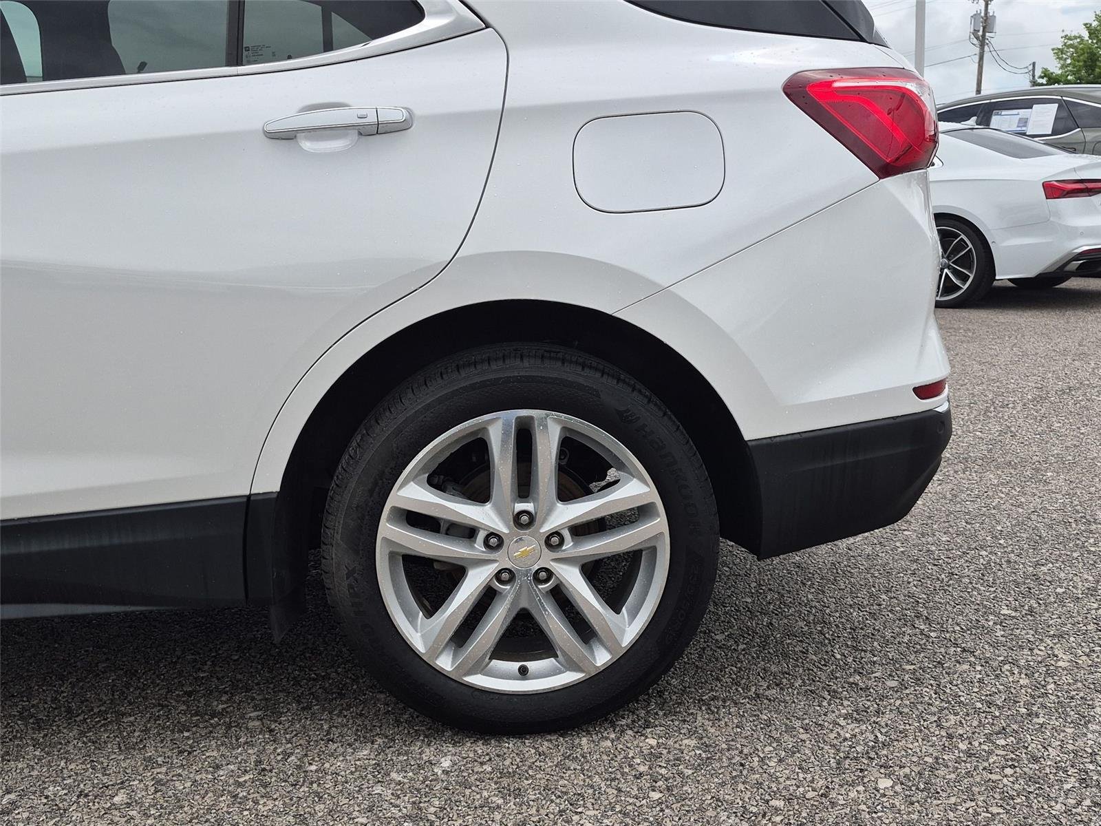 Used 2019 Iridescent Pearl Tricoat Chevrolet Premier image 11