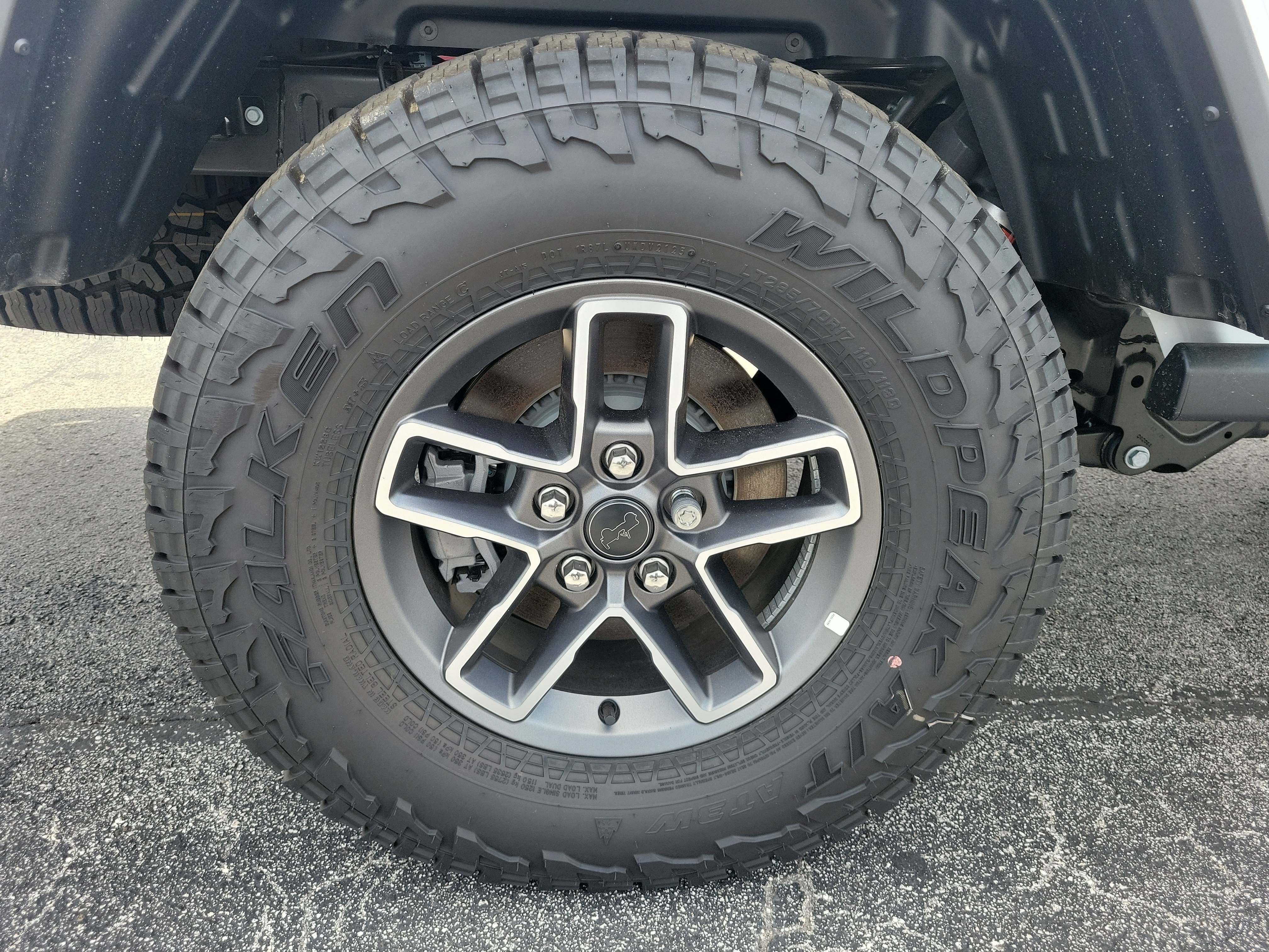 New 2026 Bright White Clear-Coat Exterior Paint Jeep Mojave X image 4