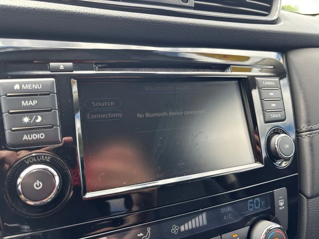 Used 2018 White Nissan SL image 25
