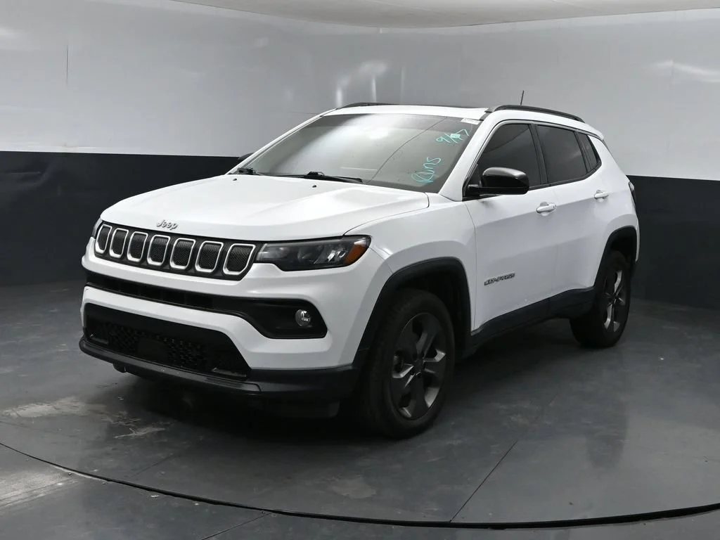 Certified Used 2022 White Jeep Latitude Lux image 6