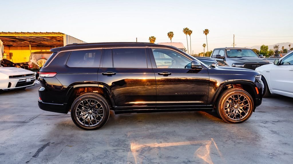New 2026 Diamond Black Crystal Pearlcoat Jeep Summit image 13