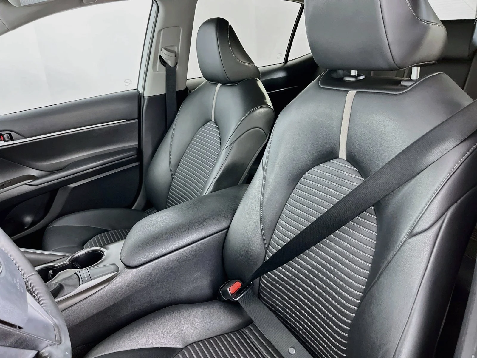 Used 2023 White Toyota SE image 27