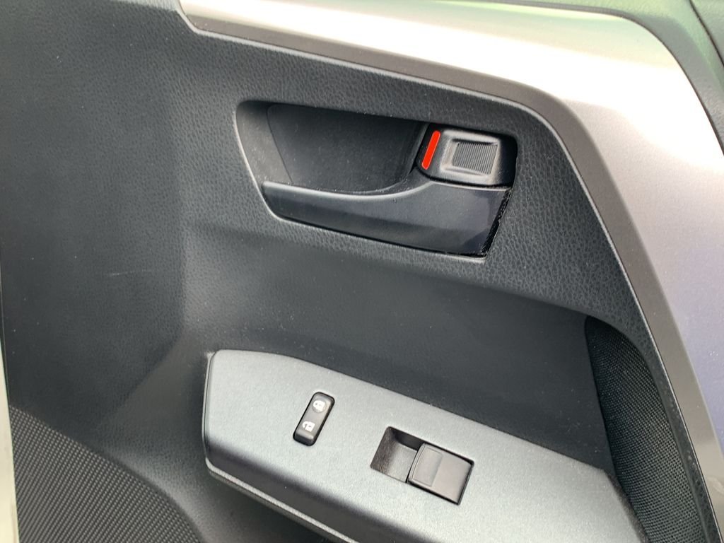 2017 Toyota RAV4 LE - Photo 34