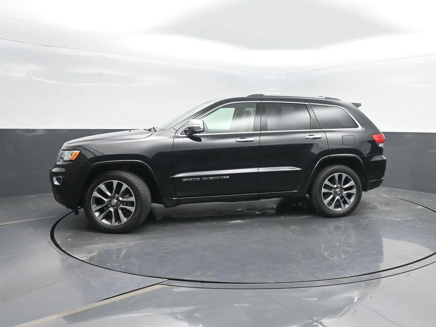 Used 2018 Jeep Grand Cherokee Overland with VIN 1C4RJFCG6JC440157 for sale in Charles City, IA