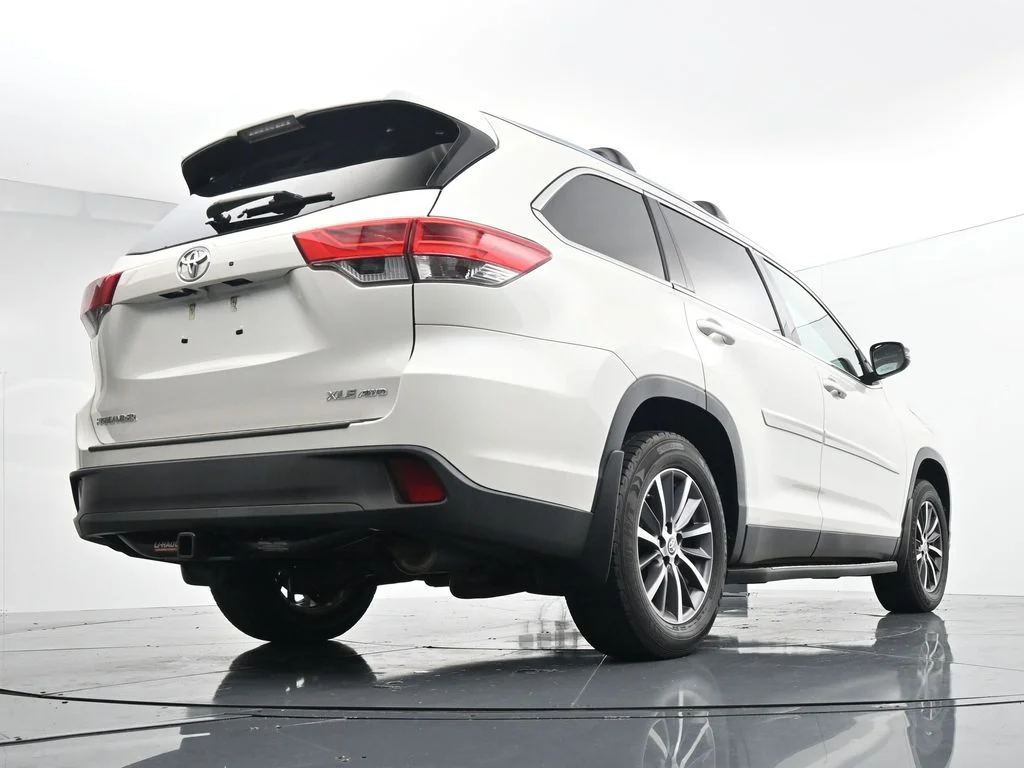 Used 2019 White Toyota XLE image 34