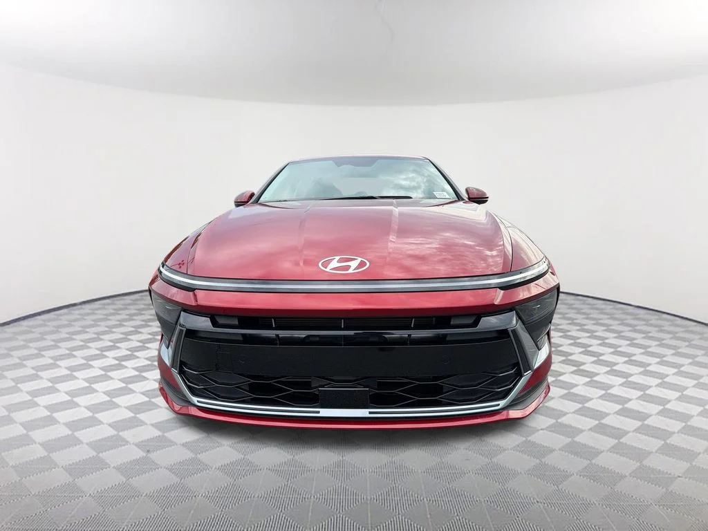 Used 2025 Red Hyundai SE image 2