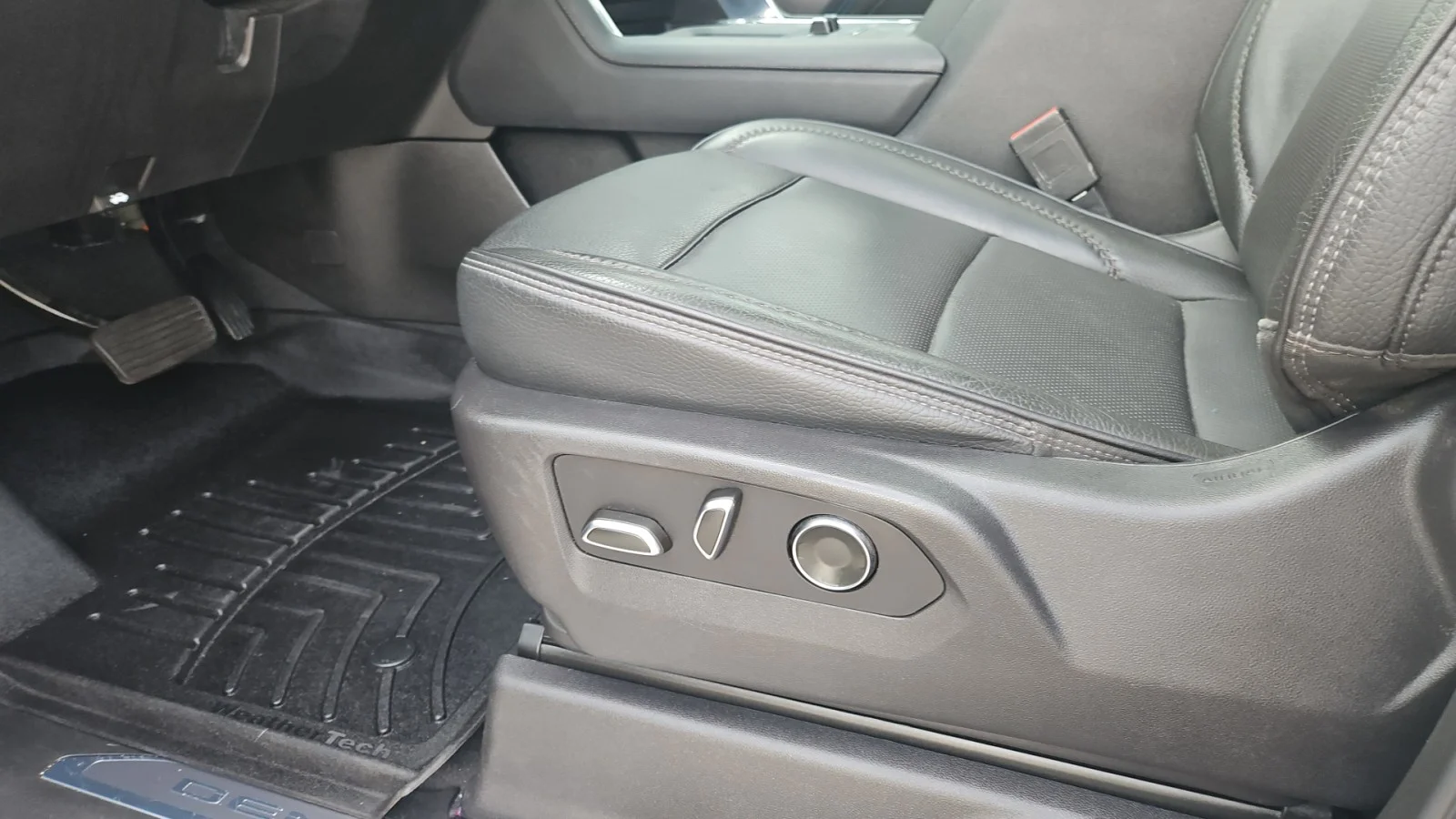 Used 2024 Silver GMC  image 11