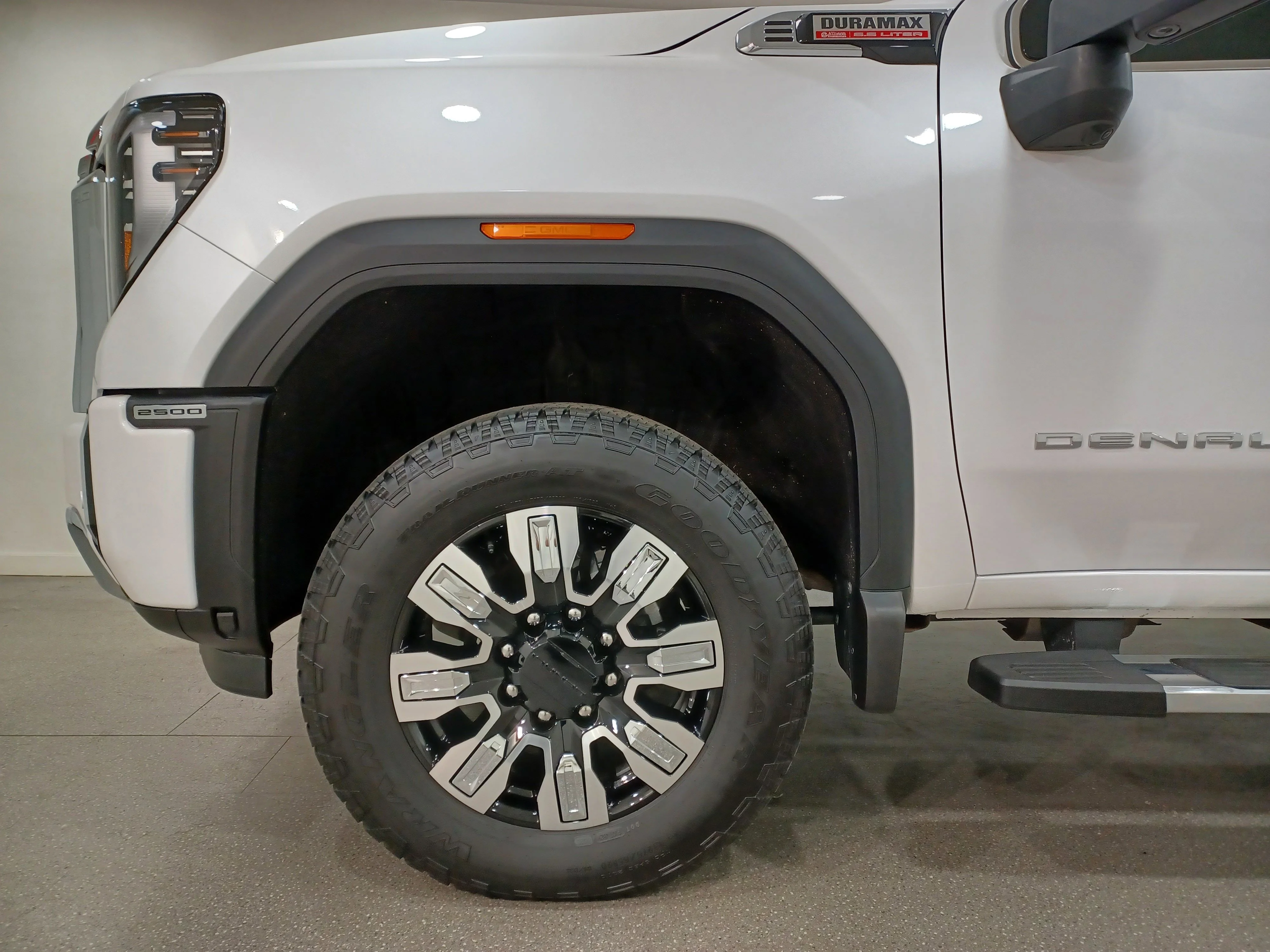 Certified Used 2025 White Frost Tricoat GMC Denali 4WD*No Lux Tax | 6.6L Duramax Diesel | Adapt Cruise | Remote Start | Cooled Leather | Tow Pkg image 20