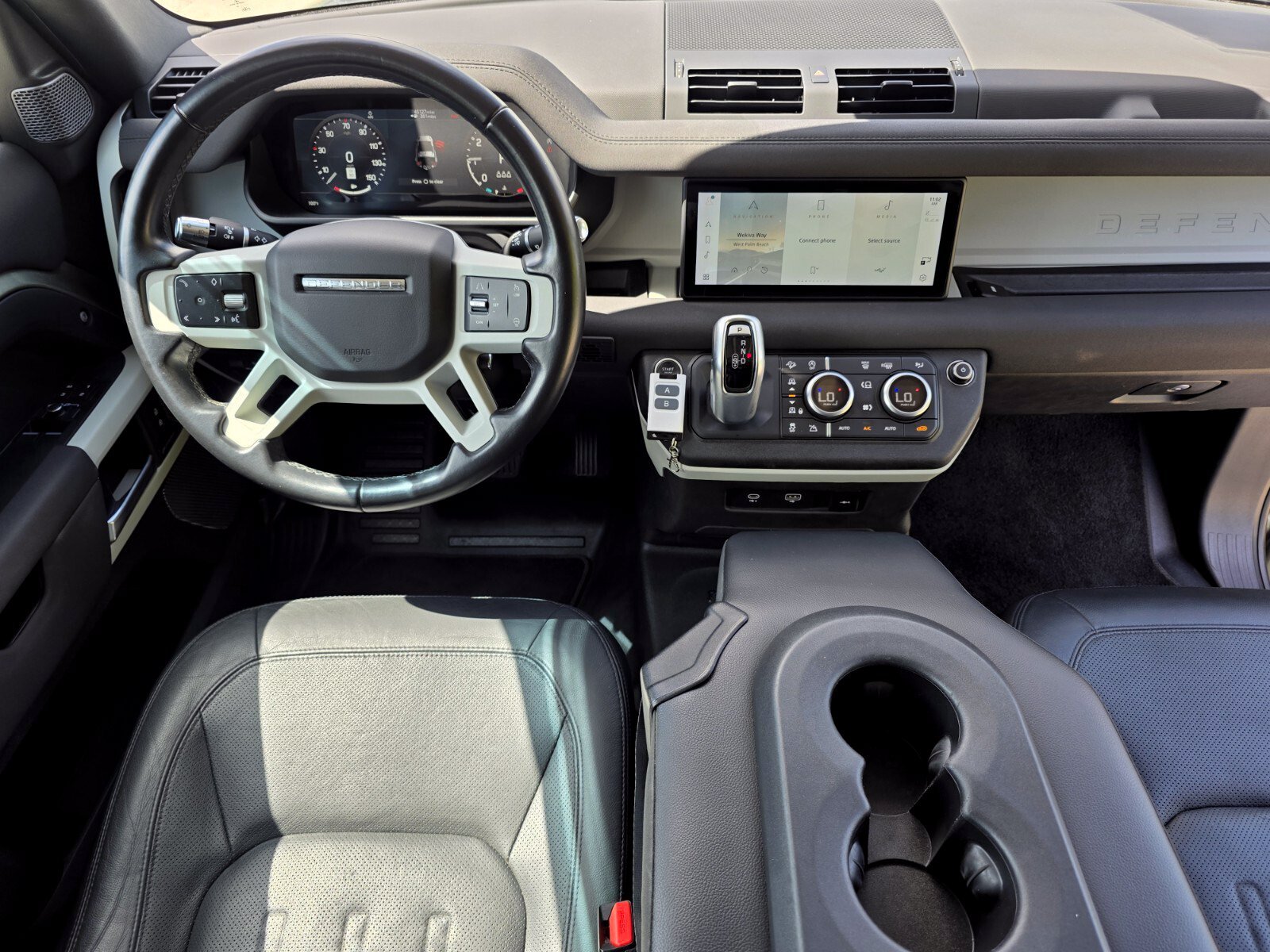 Used 2021 Pangea Green Metallic Land Rover 90 First Edition image 4