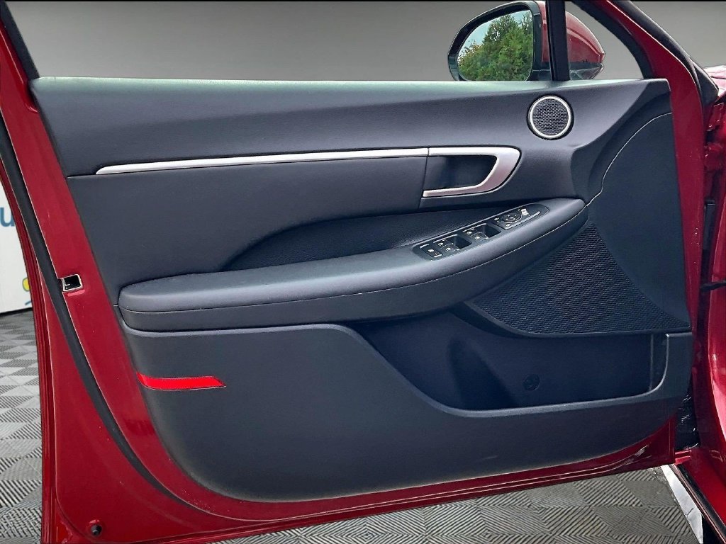 Used 2025 Red Hyundai SEL image 9
