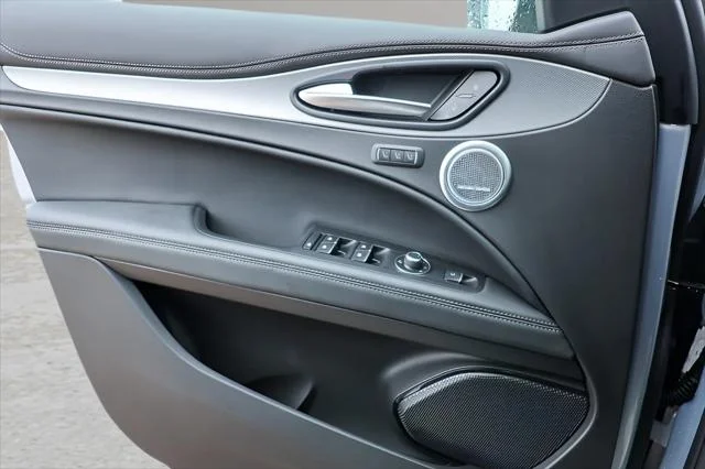 2025 Alfa Romeo Stelvio Base - Photo 18