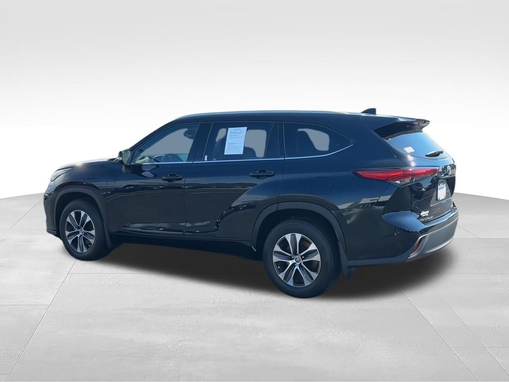 Used 2022 Black Toyota XLE image 6