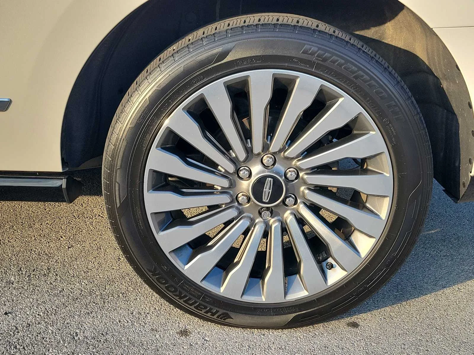 Used 2020 White Lincoln Reserve image 6