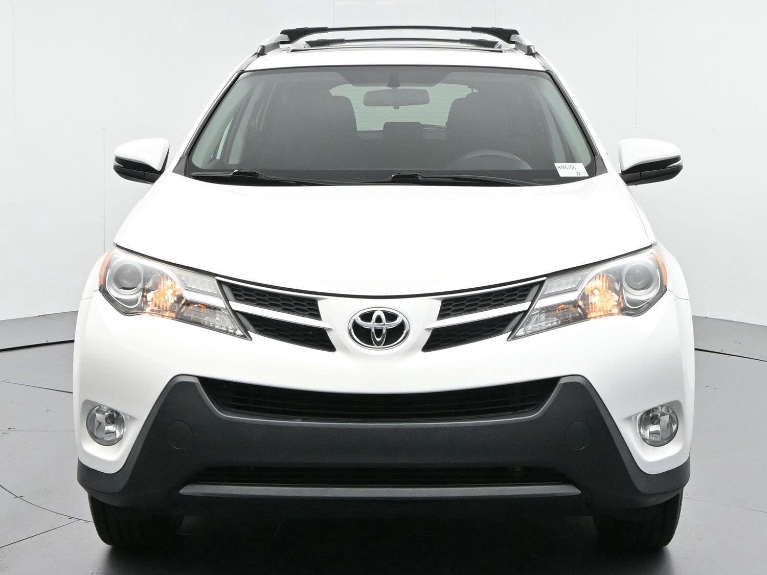 Used 2015 Super White Toyota XLE image 2