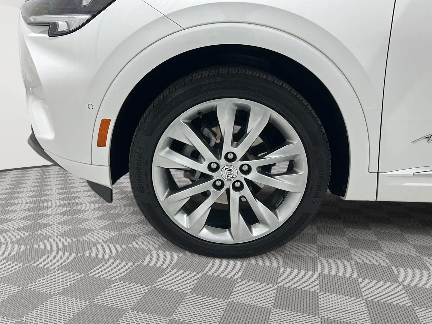 Used 2022 SUMMIT WHITE Buick Avenir image 32