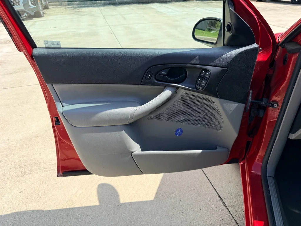 Used 2006 Infra-Red Clearcoat Ford SE image 13