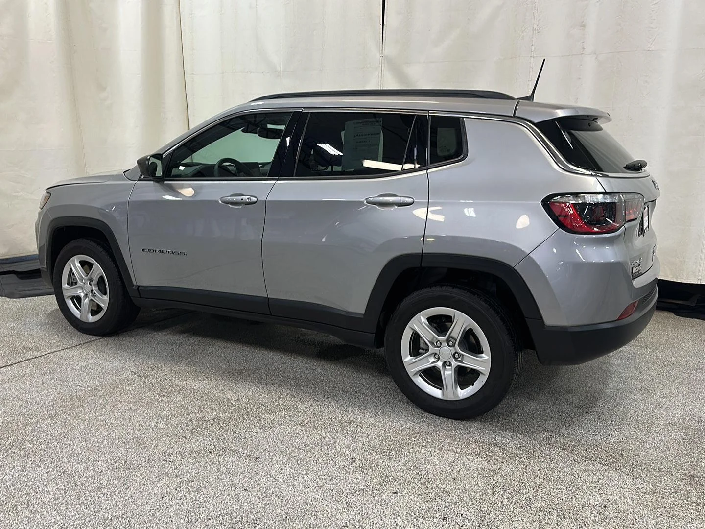 Used 2023 Billet Silver Metallic Clearcoat Jeep Latitude image 3