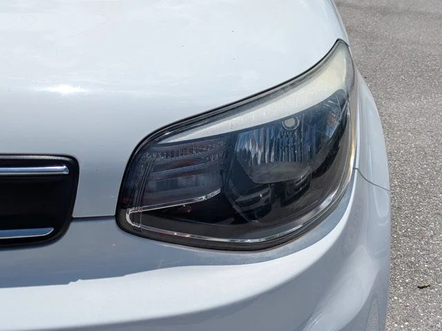 Used 2018 Clear White Kia Base image 10