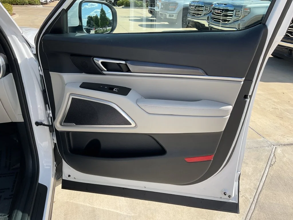 Used 2025 White Kia S image 20