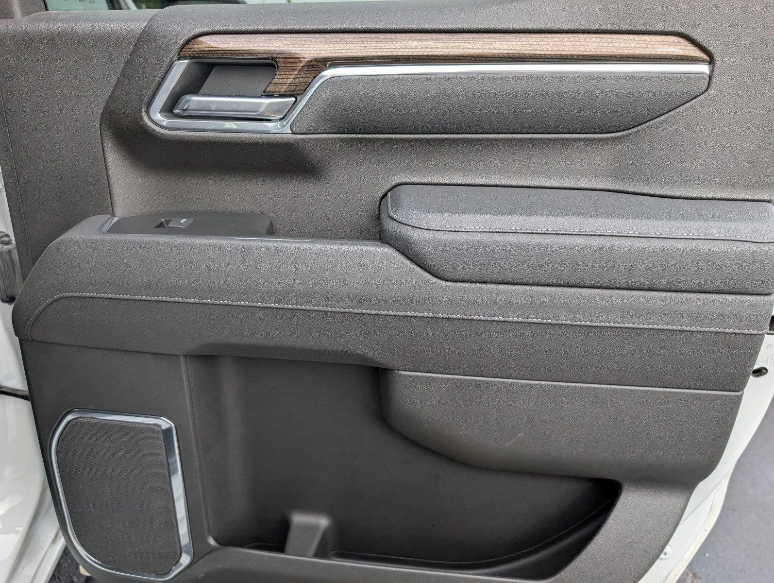 Used 2025 Summit White Chevrolet LT Trail Boss image 38