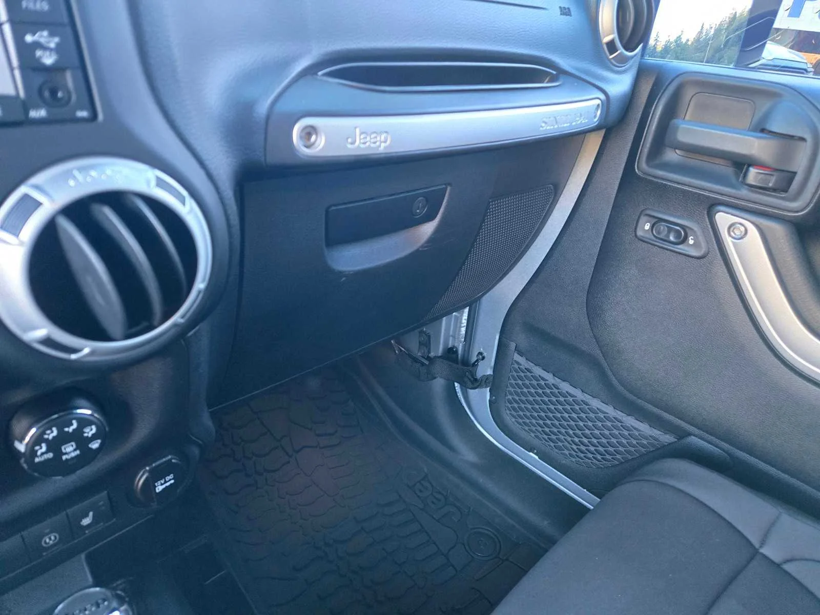 Used 2014  Jeep Rubicon image 18