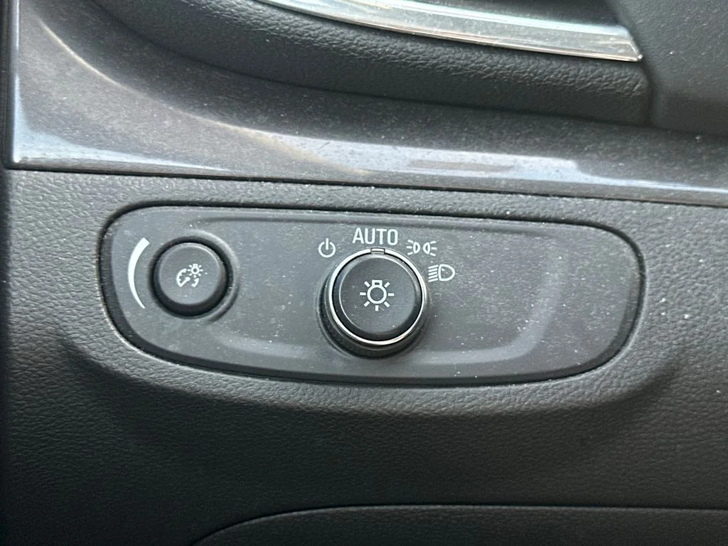 Used 2020 White Buick Preferred image 18