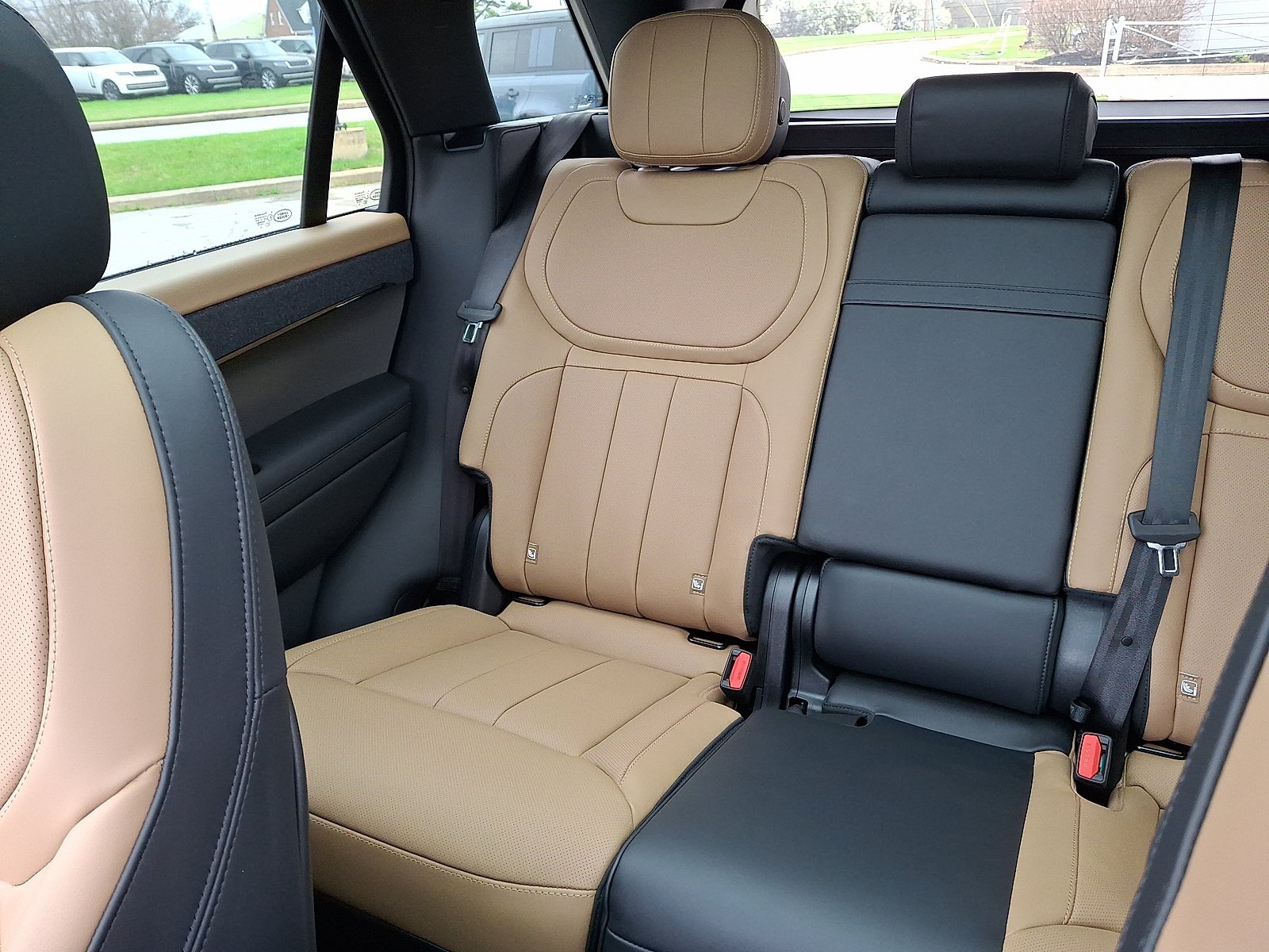 New 2026 Santorini Black LAND ROVER Dynamic SE image 15