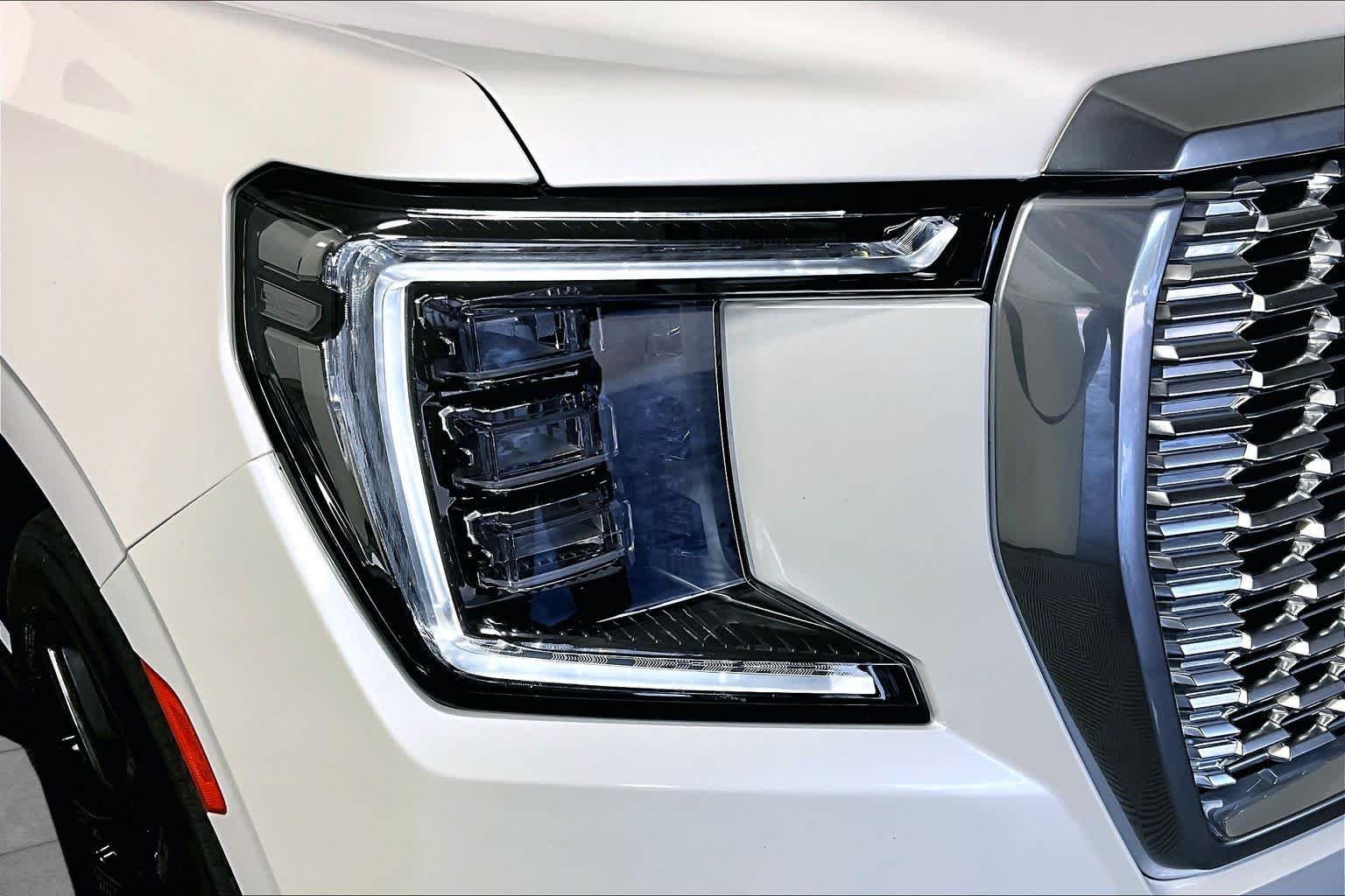 Used 2023 White Frost Tricoat GMC Denali image 26