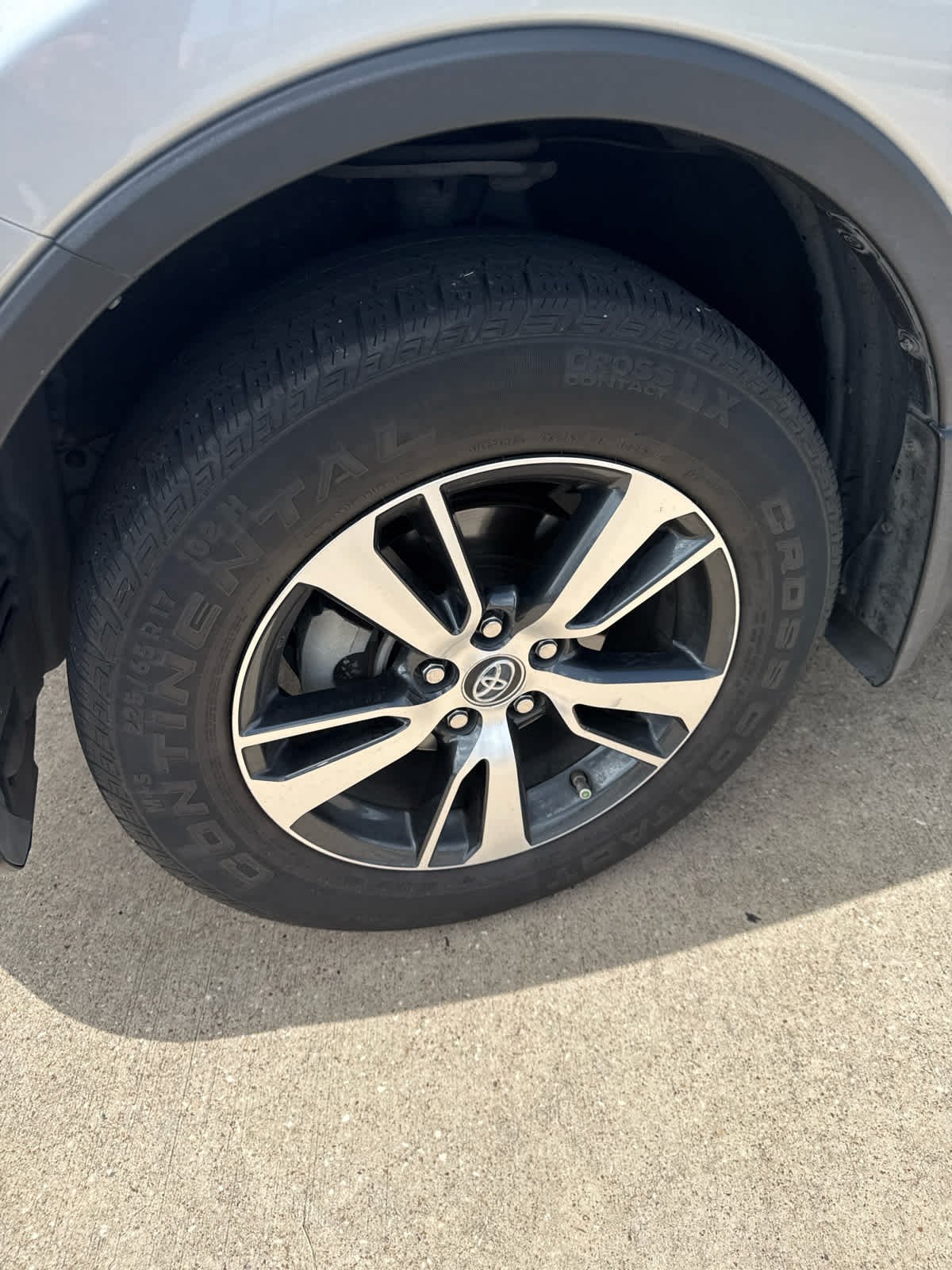 Used 2018 Silver Sky Metallic Toyota XLE image 2