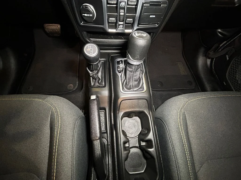 Used 2025 Crystal Metallic Jeep Sahara image 11