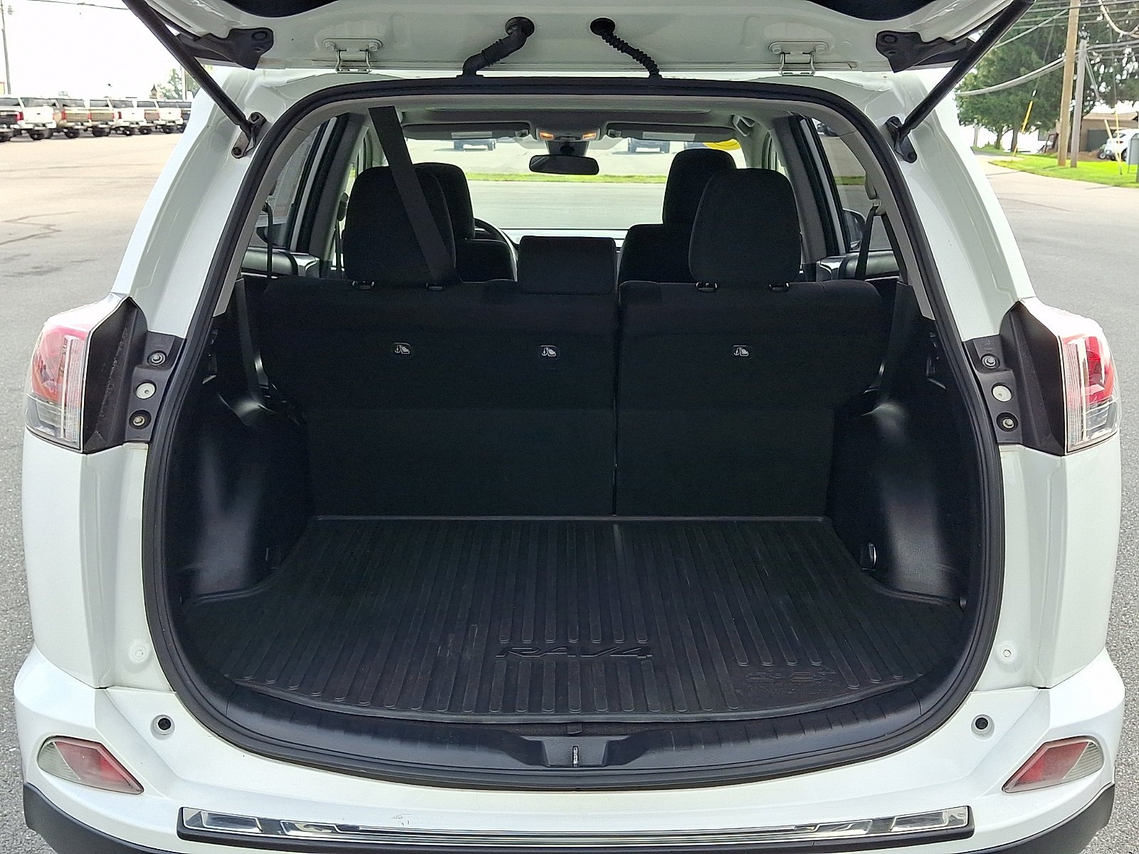 Used 2018 Super White Toyota XLE image 30