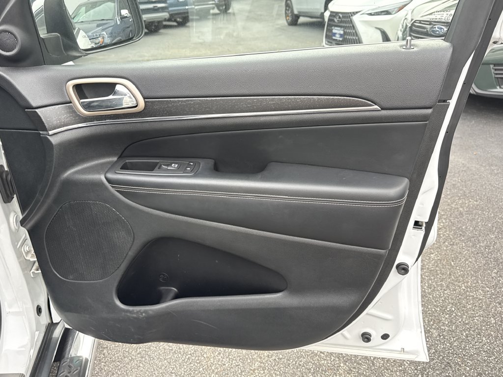 Used 2015 White Jeep Limited image 28